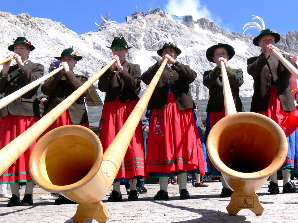 Большая дудка. Альпийский Рог духовой музыкальный инструмент. Альпийский горн Швейцария. Альпийский рожок духовой музыкальный инструмент. Альпийский Рог Швейцария.